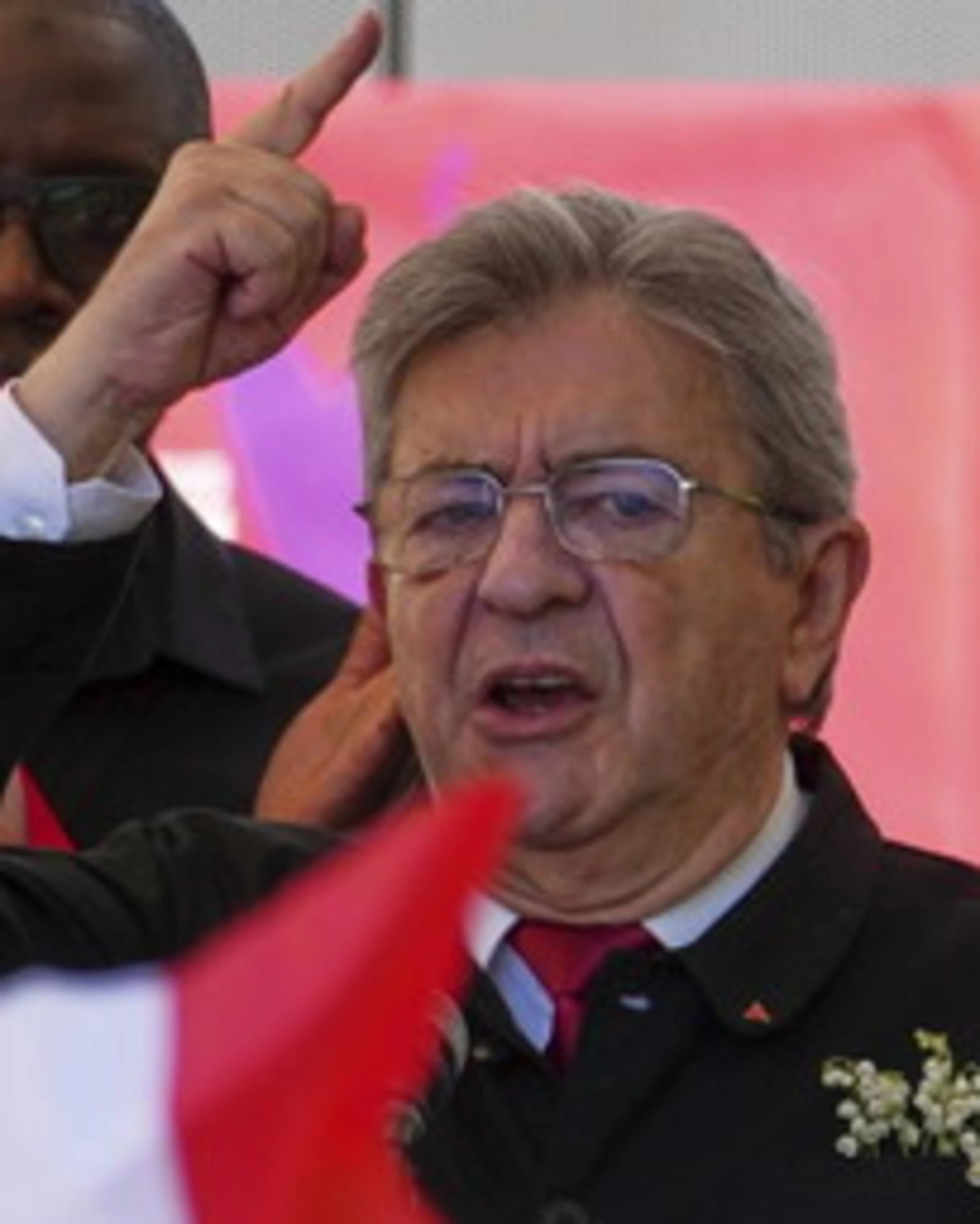 Melenchon, l'estremista francese vuole il caos: "Rivoluzione!"