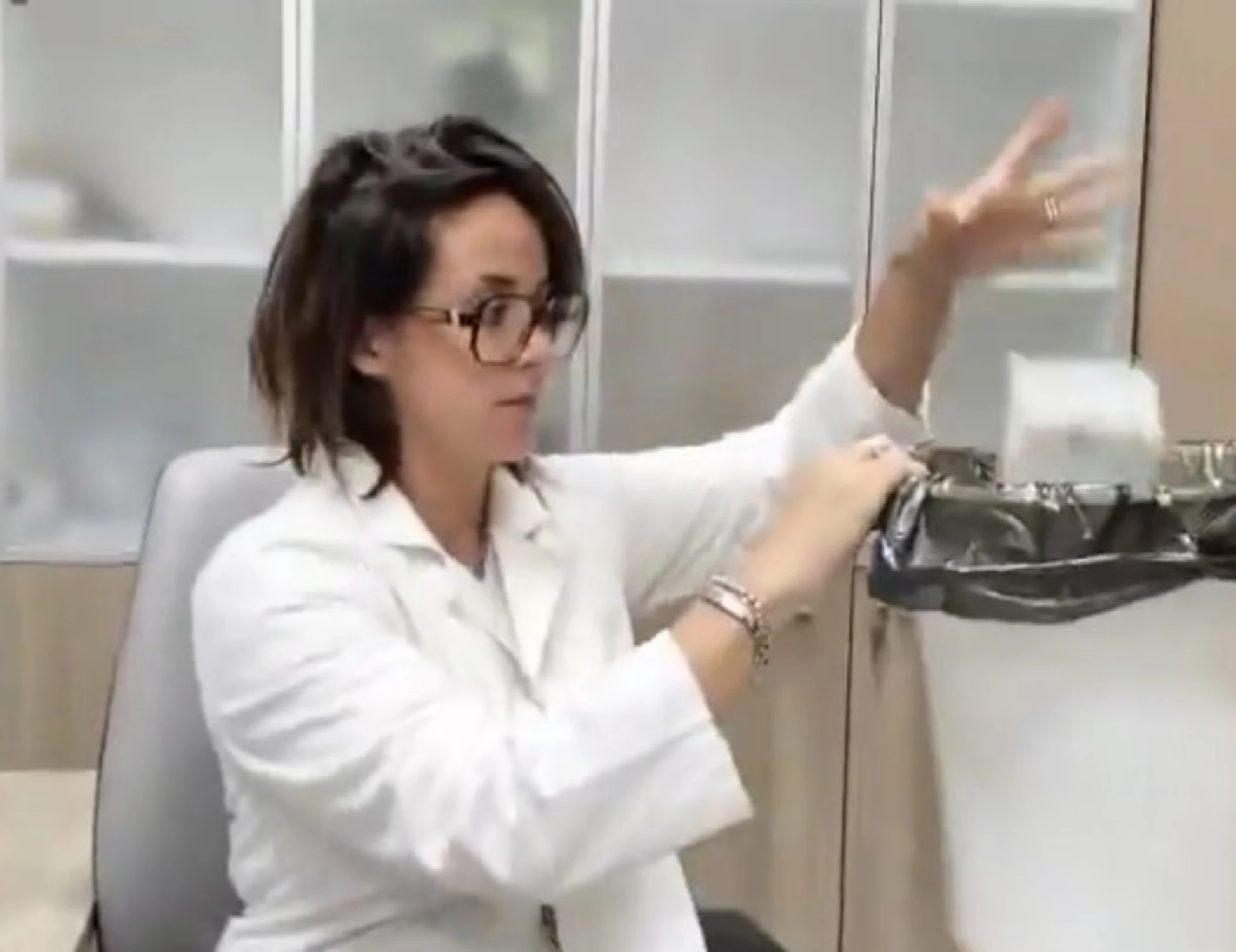 Toscana, dottoressa e infermiera gettano il farmaco israeliano: esplode un caso politico