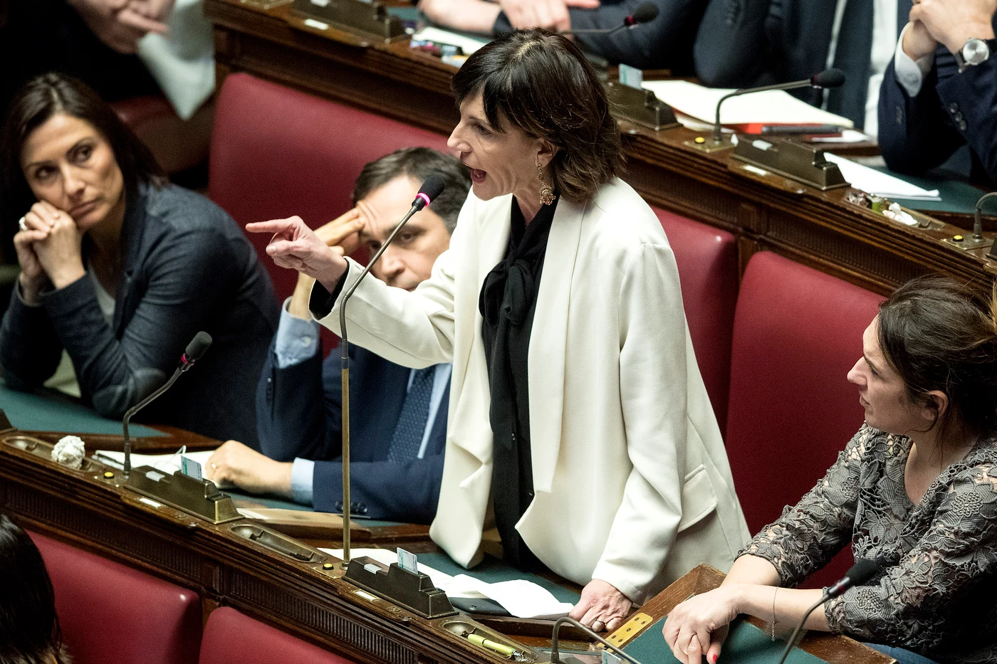 Matteo Renzi e il governo Pd-M5s, toto-ministri. "Vuole lei", da brividi. E al posto di Salvini al Viminale...