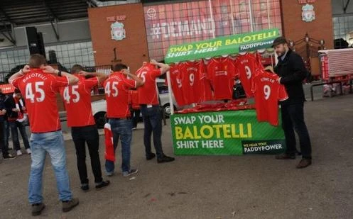 Tifosi del Liverpool in coda per cambiare la maglia di Balotelli