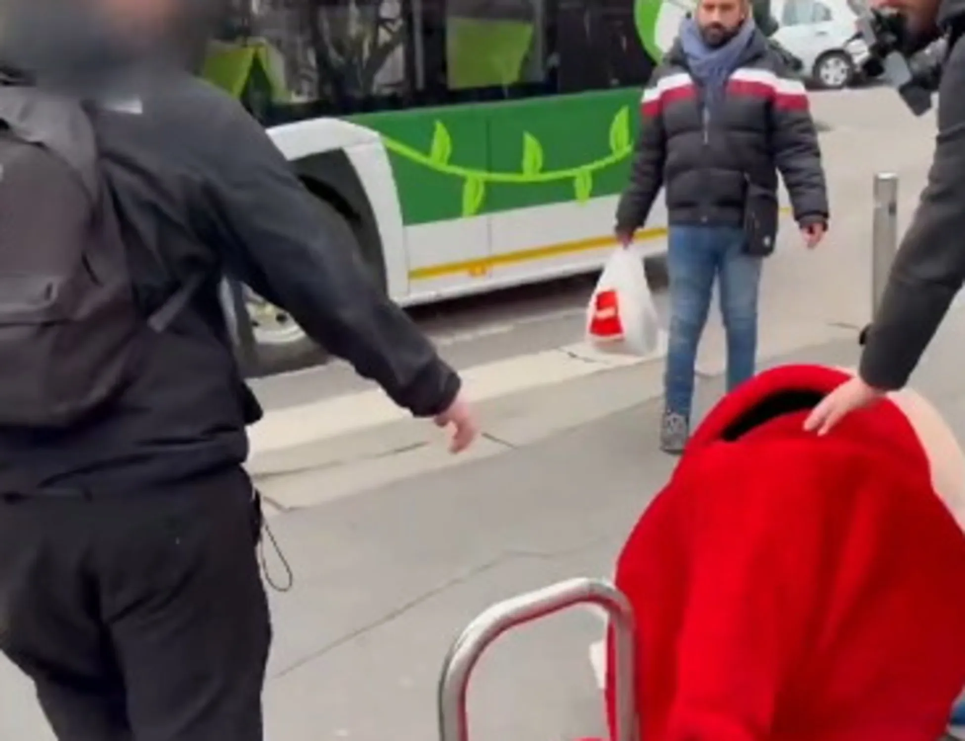 Striscia la Notizia, il Gabibbo pestato a Milano: chi lo ha aggredito