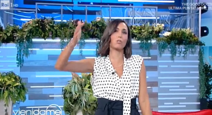 Caterina Balivo, sprofondo in diretta con Iacchetti: "Famiglia di sega***i". Sconcerto in diretta
