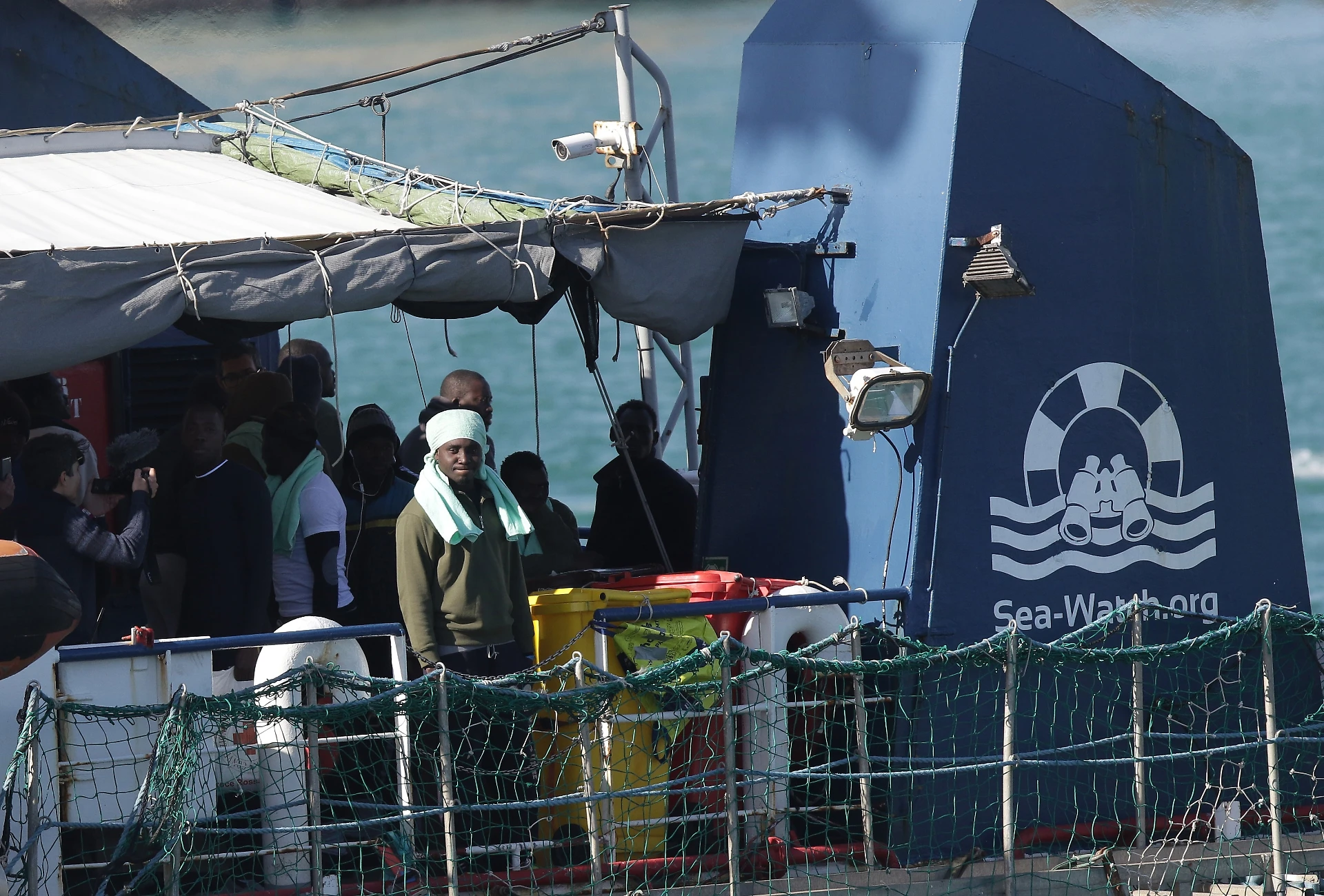 Immigrati, il sospetto sulle Ong: i barconi partono solo quando le loro navi sono pronte a intervenire