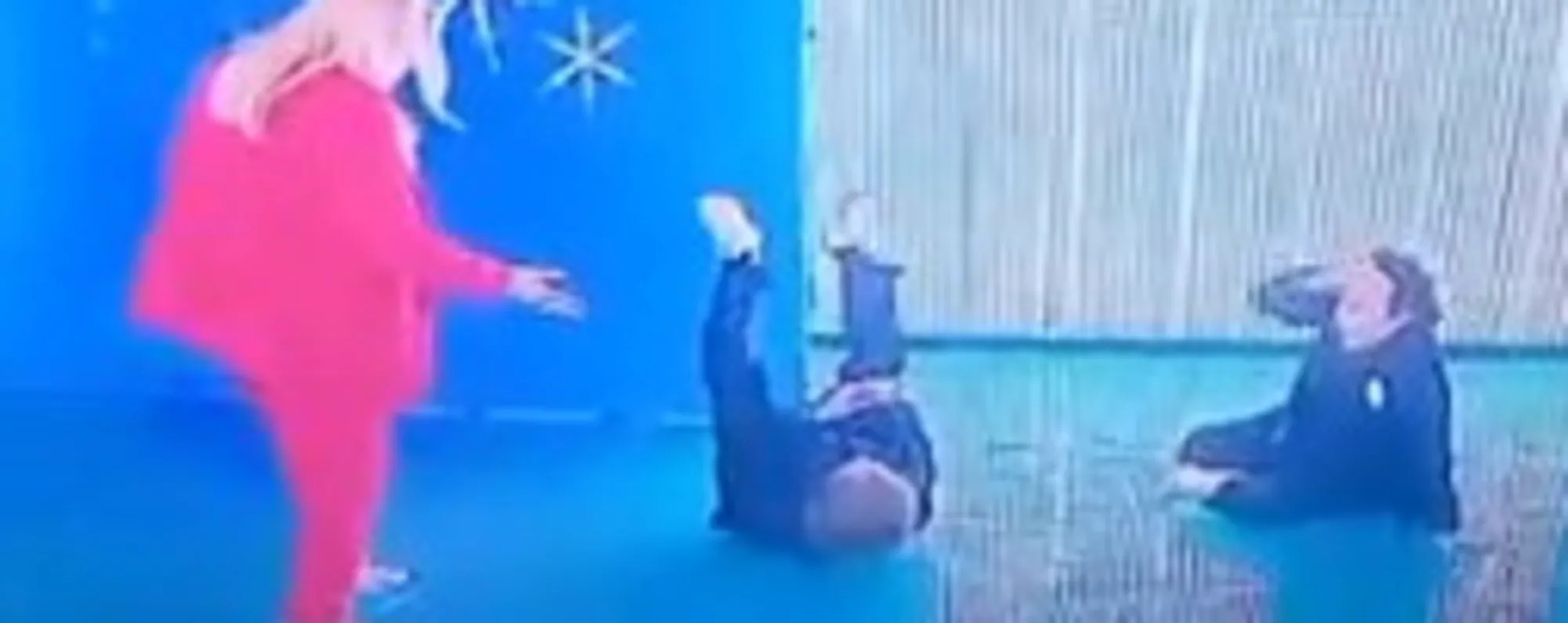 Entrano e cadono a terra: caos dalla Venier <span style="color: rgb(153, 0, 0);">Video</span>