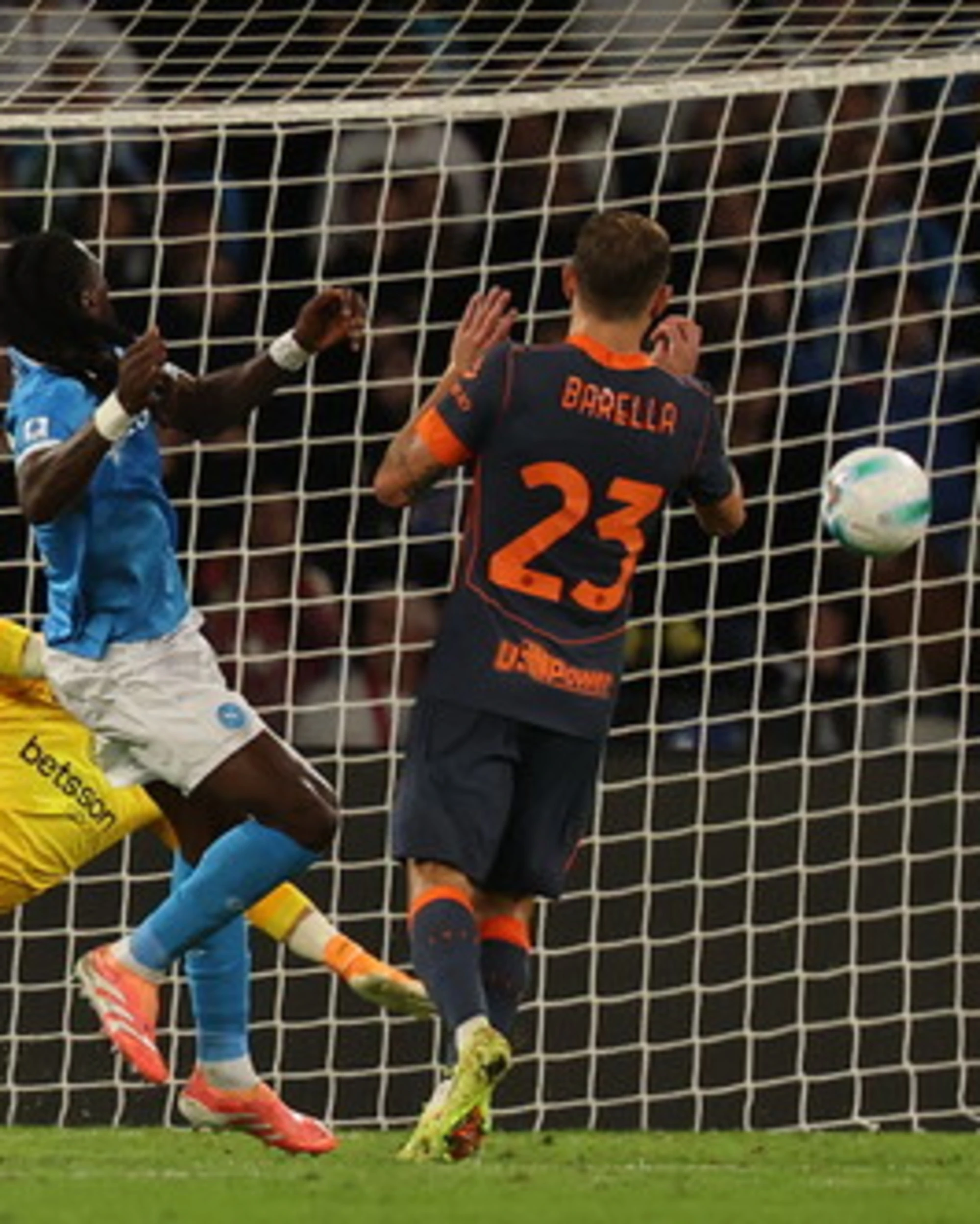 Serie A, il Napoli risorge: piega l'Inter 3-1 e vola solitario in vetta