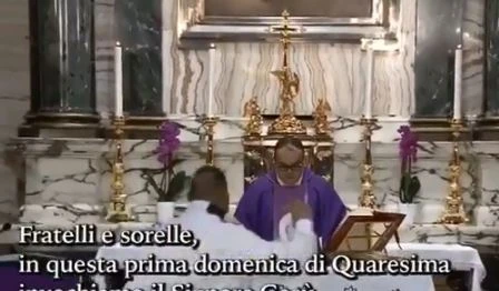 Roma, panico in diretta alla messa su Rete4: un folle strappa il microfono al prete e si presenta come Dio