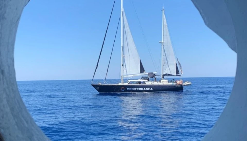 Mediterranea, l'ong di Casarini salva immigrati in barca a vela in acque libiche: guerra all'Italia