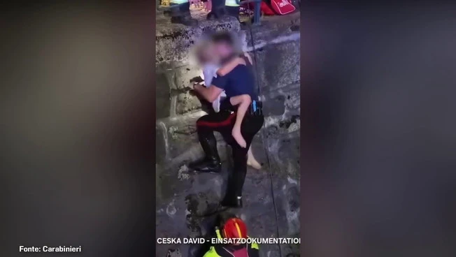 Salvati tre bambini tedeschi bloccati nel fiume Passirio a Merano, le immagini