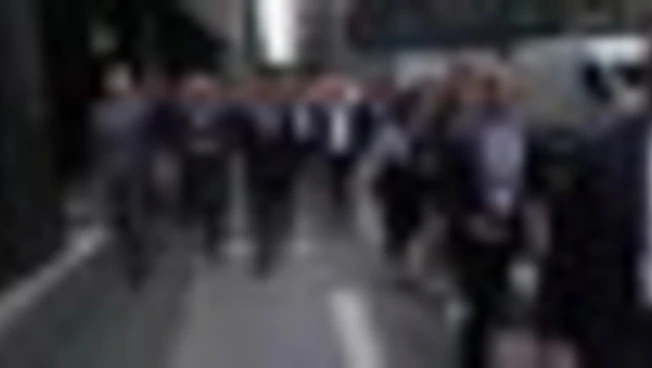 Macron a piedi verso la Trump Tower per incontrare Trump