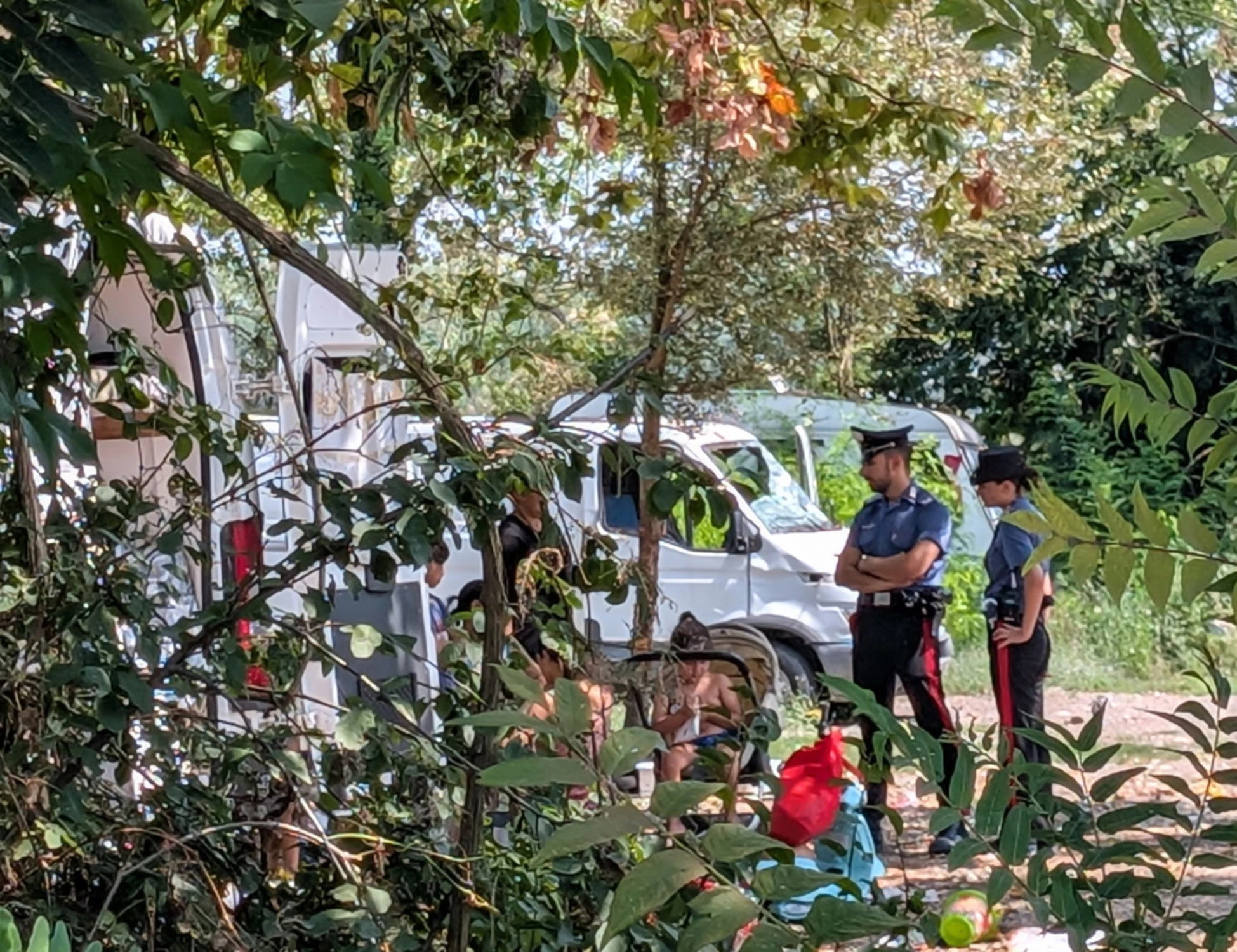 Rapina al campo rom, clamoroso: arrestati 2 poliziotti