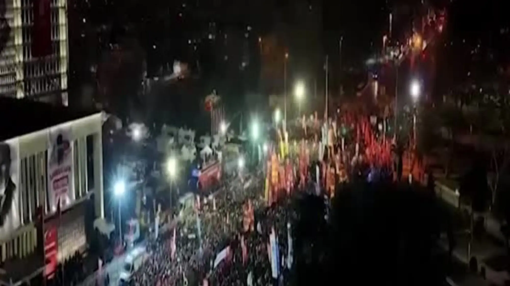 Turchia, in migliaia a Istanbul manifestano per il primo anniversario della detenzione del sindaco