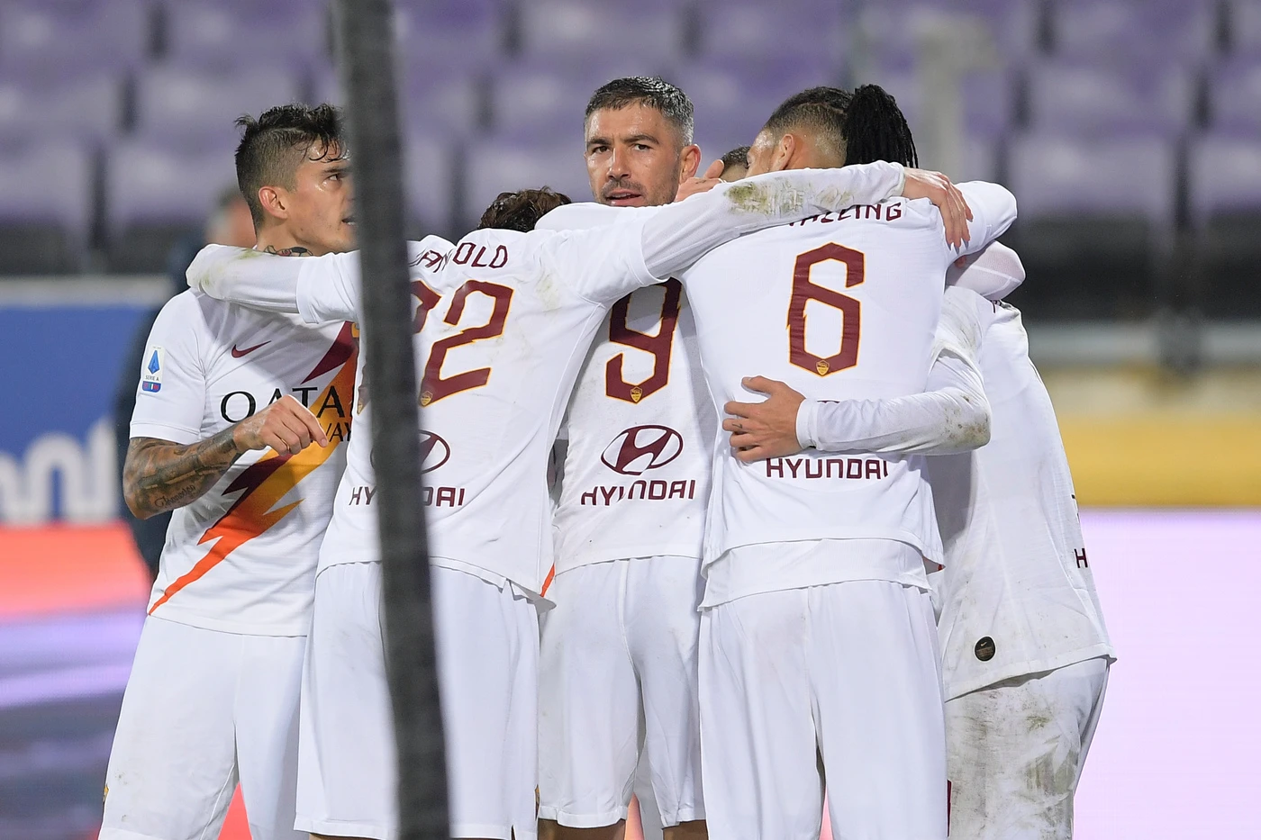 Roma, i giocatori presi d'assalto dai tifosi: è festa al'autogrill in piena notte