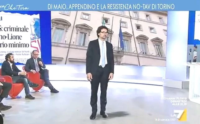 Giorgio Mulè a L'Aria che tira ridicolizza Toninelli: "Bisogna vietarlo", rissa con Giarrusso
