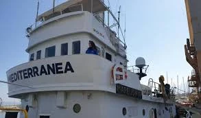 Ong Mediterranea sfida l'Italia, recupera migranti e fa rotta su di noi. Matteo Salvini chiude il mare