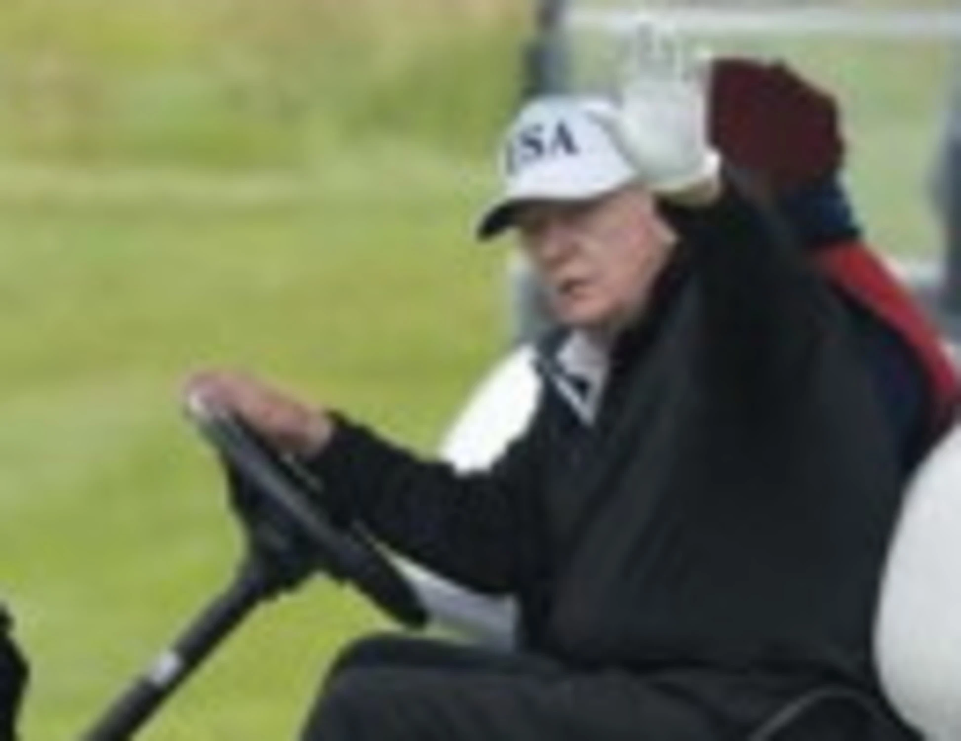 Donald Trump, ossessione sul campo da golf: si dice che...