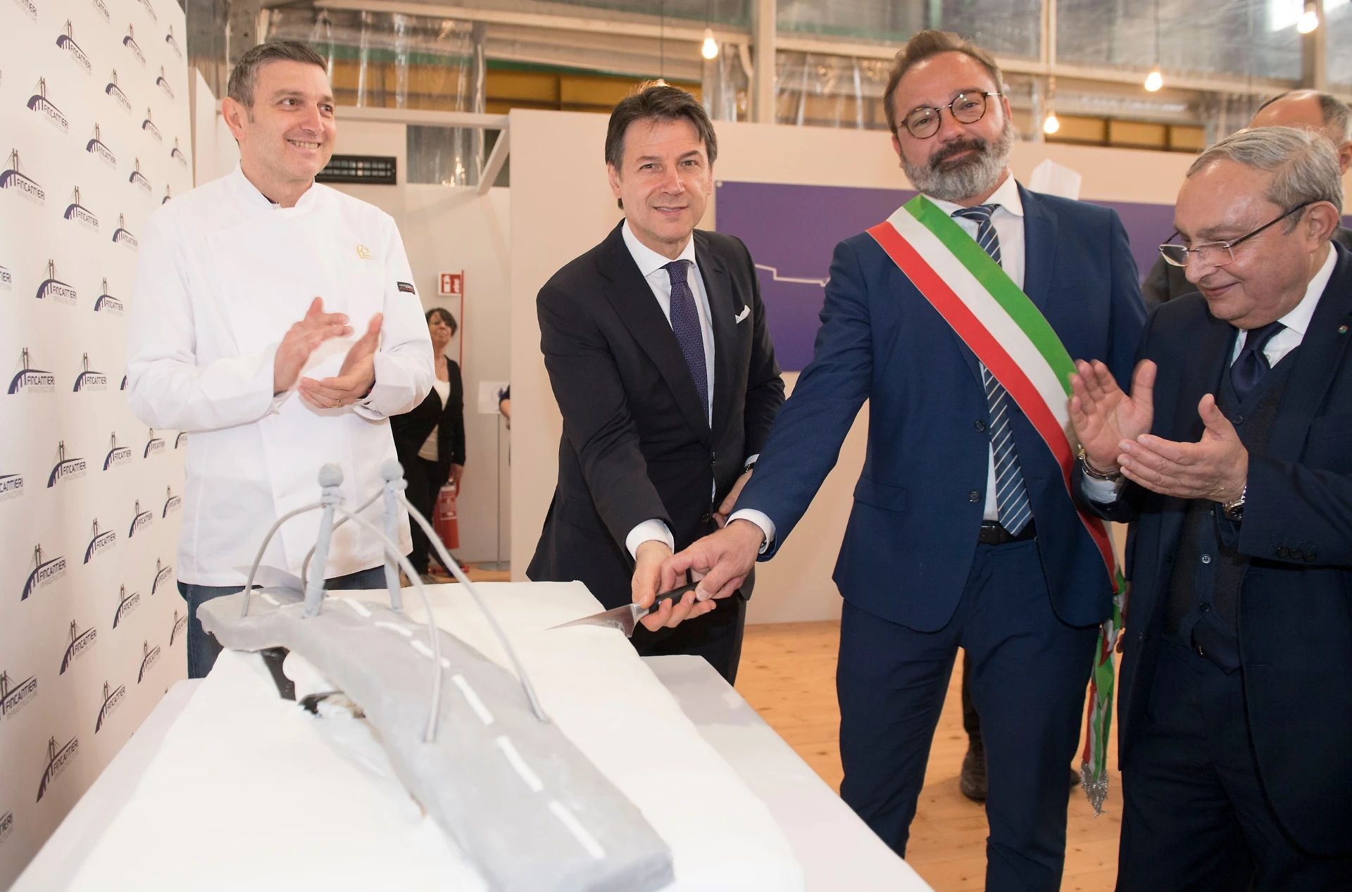 Giuseppe Conte e la foto della torta col ponte di Genova. Luca Bizzarri: "Come strac***o gli viene in mente?"