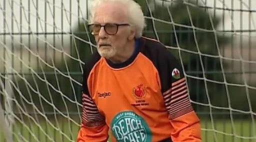 Alan Camsell, il portiere più vecchio al mondo gioca in Galles: sapete quanti anni ha?