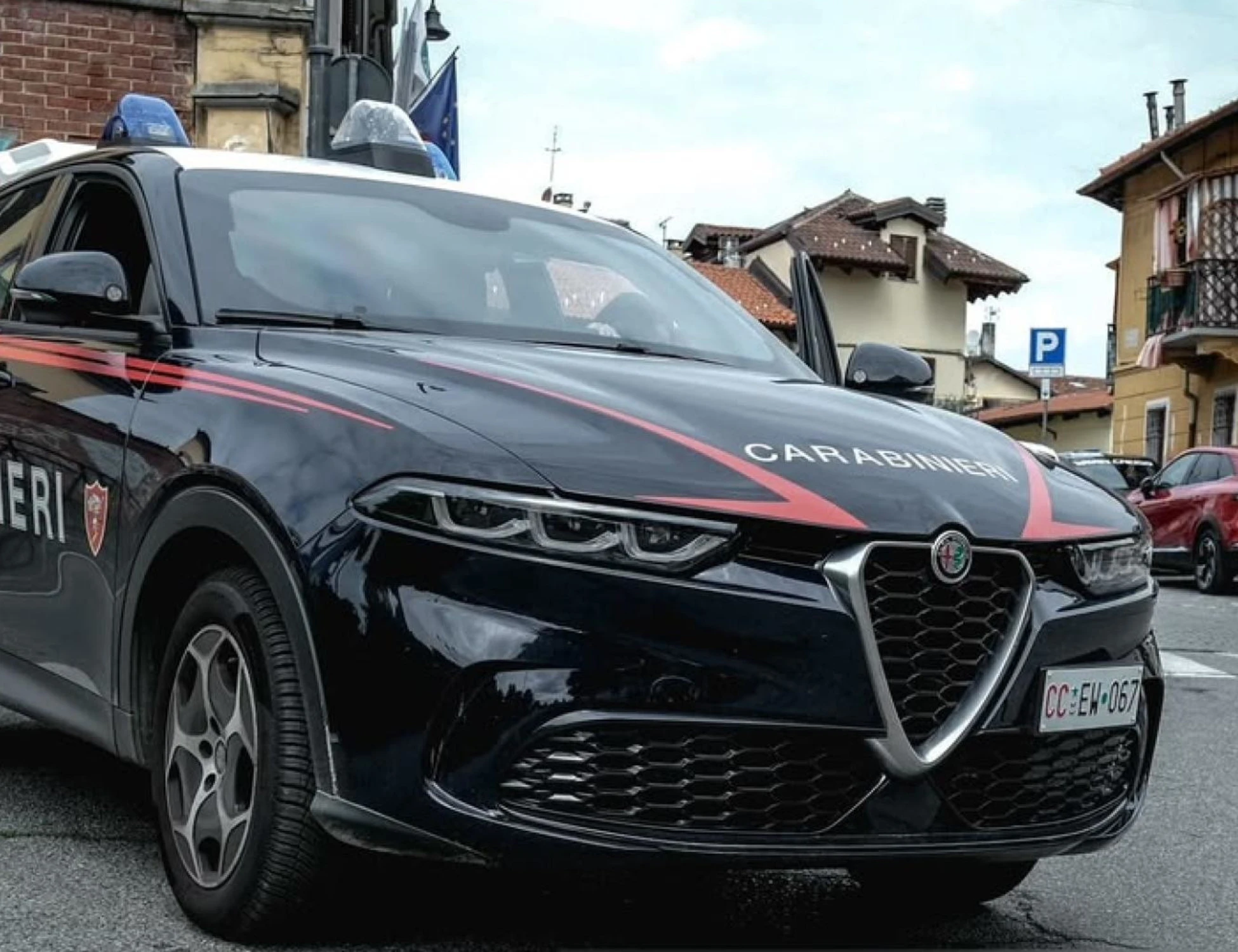 Pavia, sorprende i ladri in casa e li insegue: travolto dal loro Suv