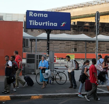 Straniero accoltella vigilantes poi si spara in metropolitana: violenza e orrore a Roma