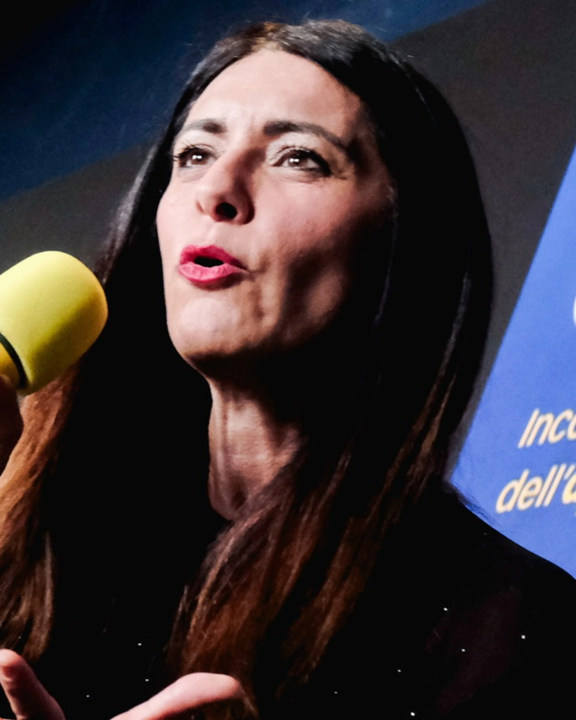Pina Picierno contro il Pd nella piazza M5s: "Mai una parola contro Putin, gravissimo"