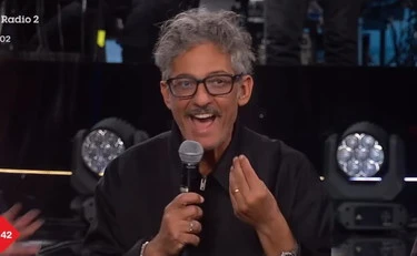 La Pennicanza, Fiorello punzecchia Favino: "Ostaggio per due ore"