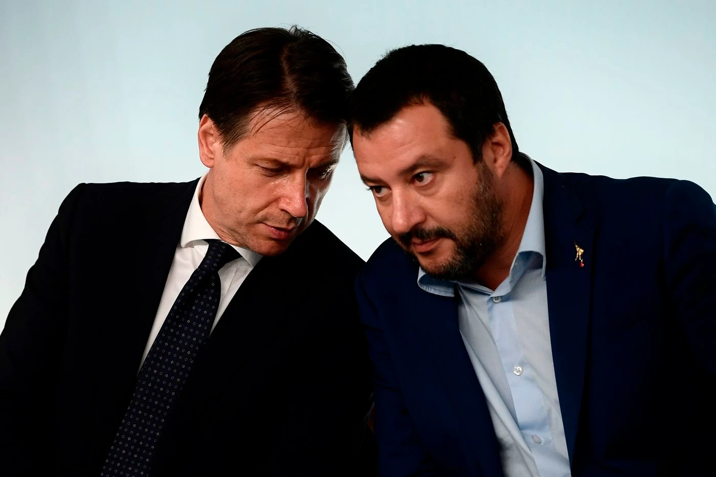 Giuseppe Conte umiliato da Matteo Salvini: lo chiama al cellulare, non risponde. "Tanto vorrà..."