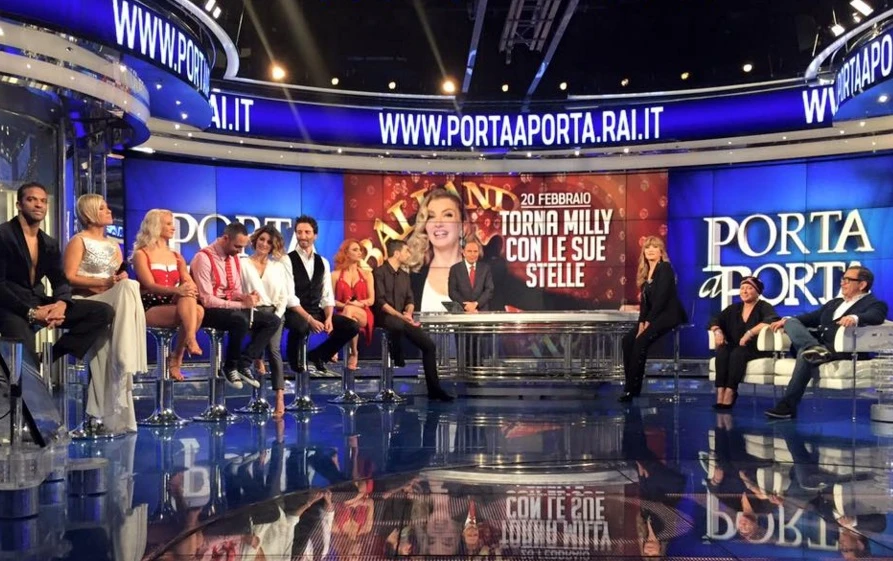 Agguato sessuale a Bruno Vespa. Braccato da due ragazze mezze nude, risponde in questo modo / Video