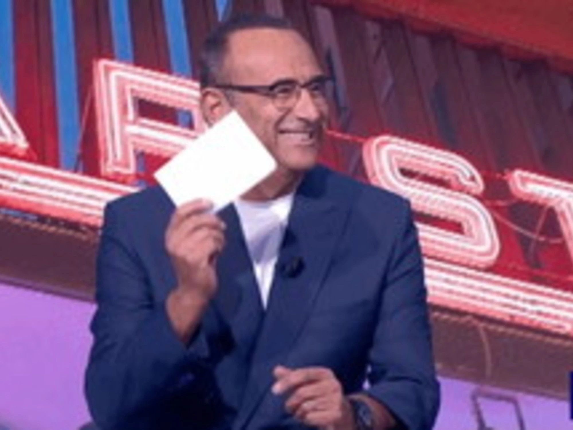 Sanremo 2026, delirante attacco di Lil Jolie a Carlo Conti: "Bel Festival destroide"