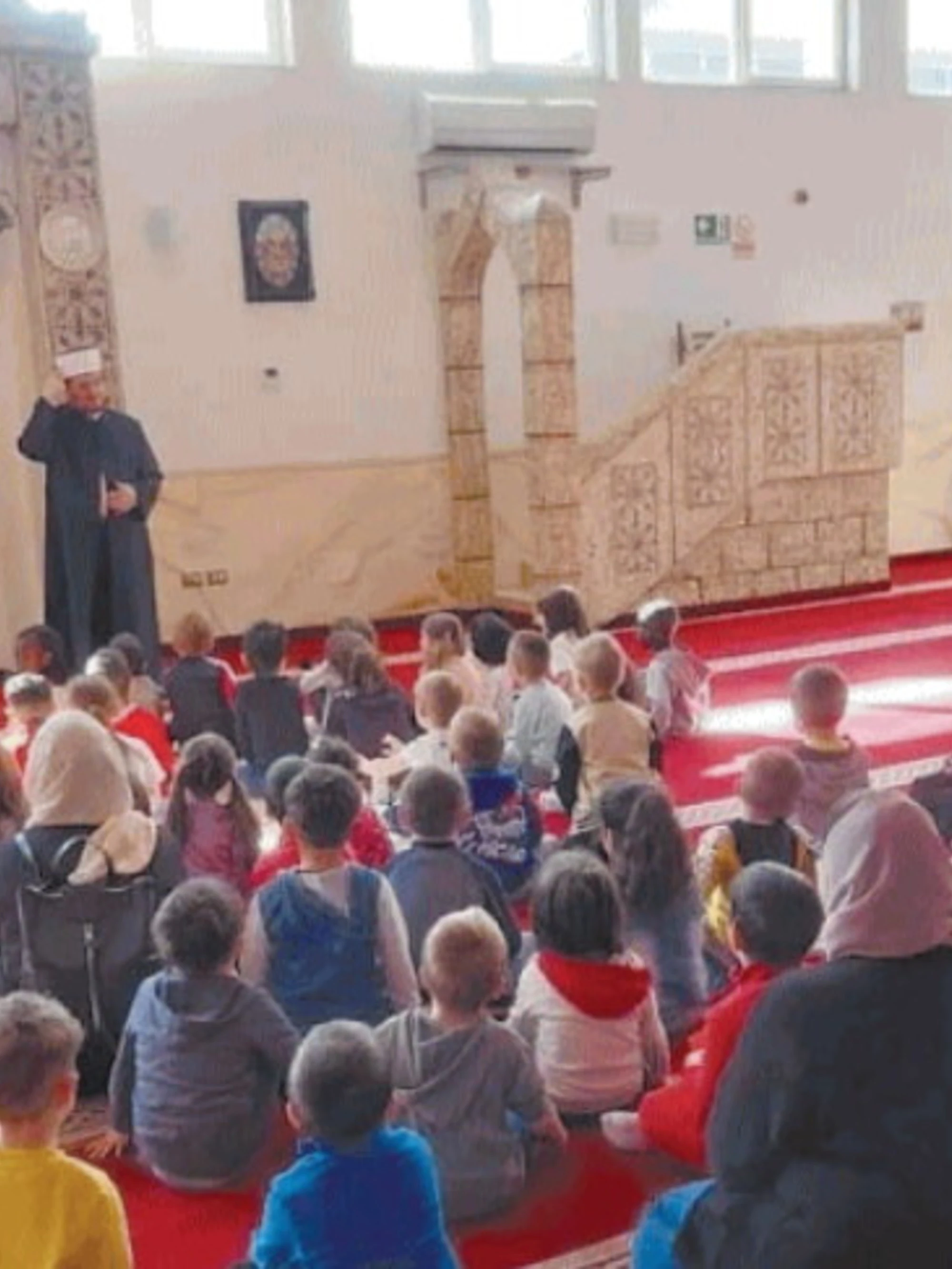 Treviso, bimbi inginocchiati per pregare Allah