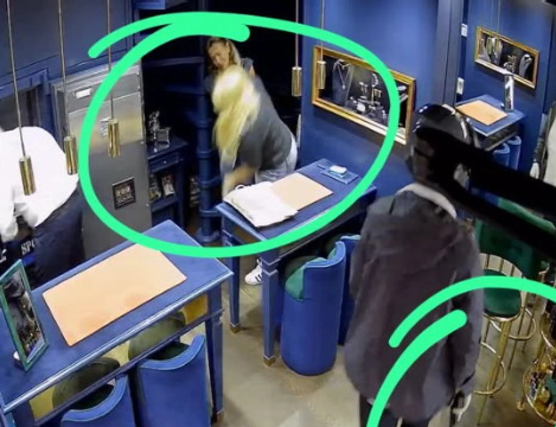 Napoli, brutale rapina in gioielleria: come riducono la cliente