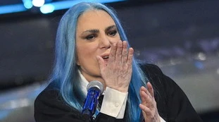 Loredana Bertè, intoppo sul palco: si blocca, qual è stato il problema