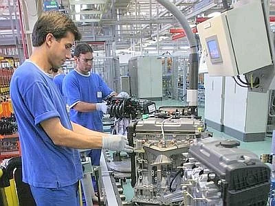Industria: produzione -2,1% su anno