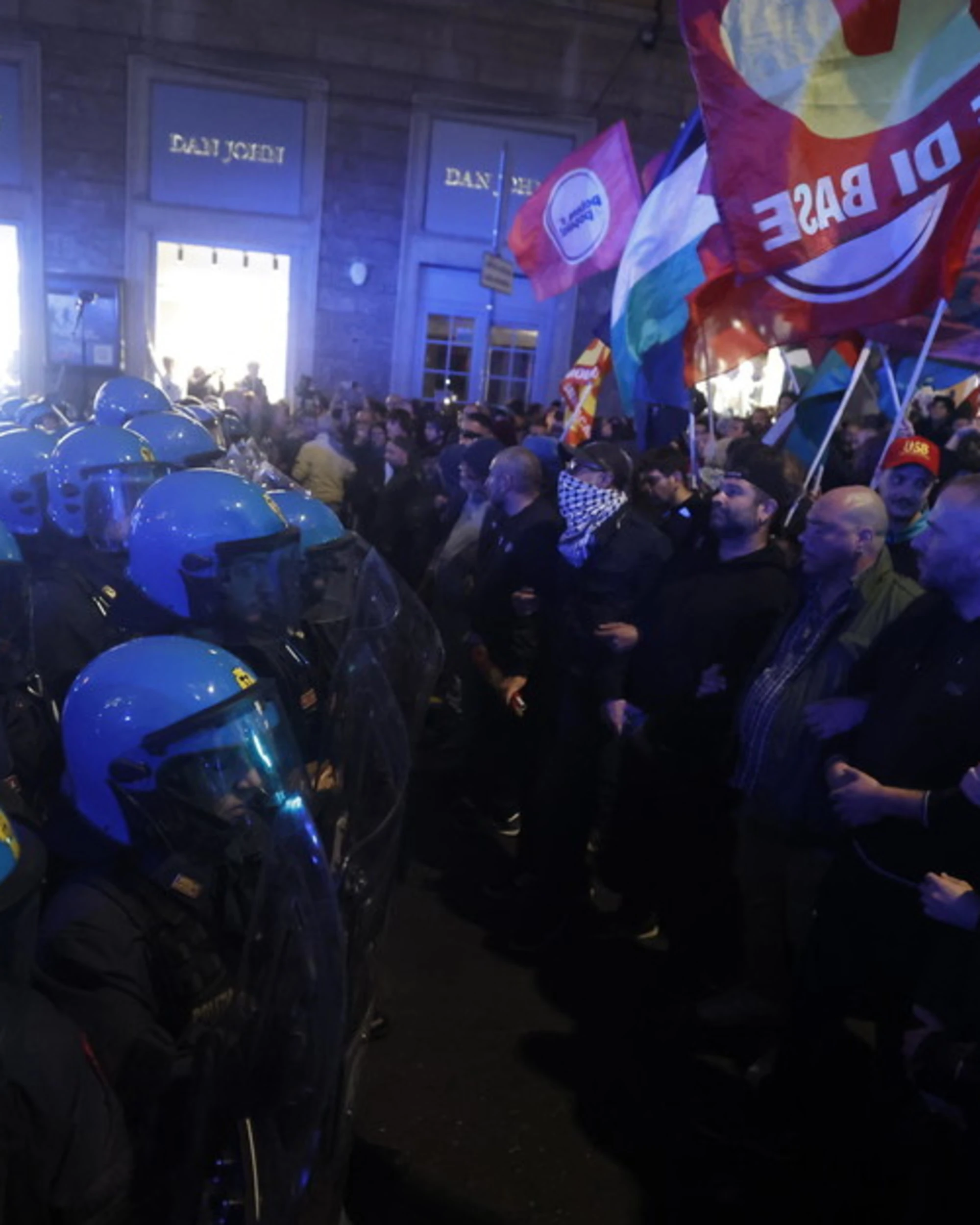 Flotilla, pro-Pal scatenano caos a Napoli, ferito un agente a Trieste e a Milano gridano. "Meloni a morte"
