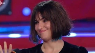 Arisa e Amadeus, "risata imbarazzata". Fonti certe: "Sua moglie Giovanna...". Allusioni intime, la verità