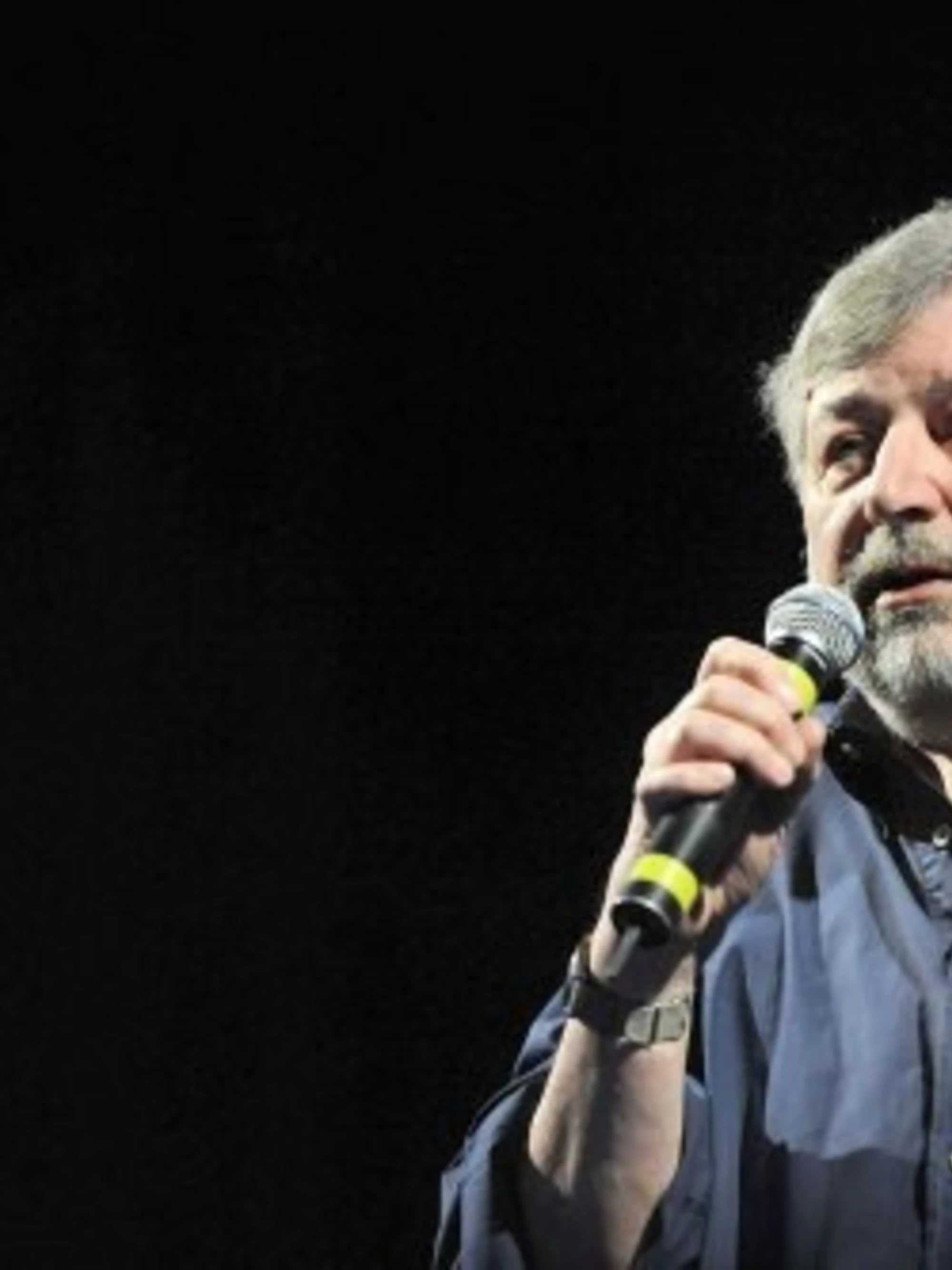 Il cantante Francesco Guccini autore della canzone "La locomotiva"
