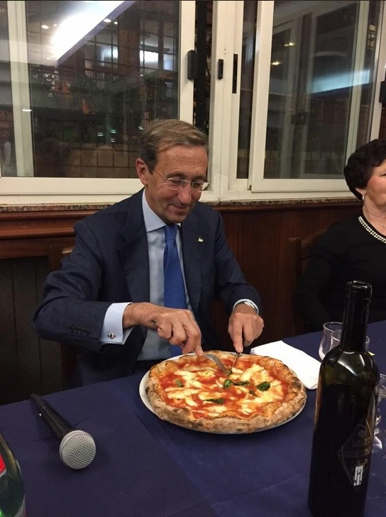 Gianfranco Fini e il "magna magna" (della pizza)