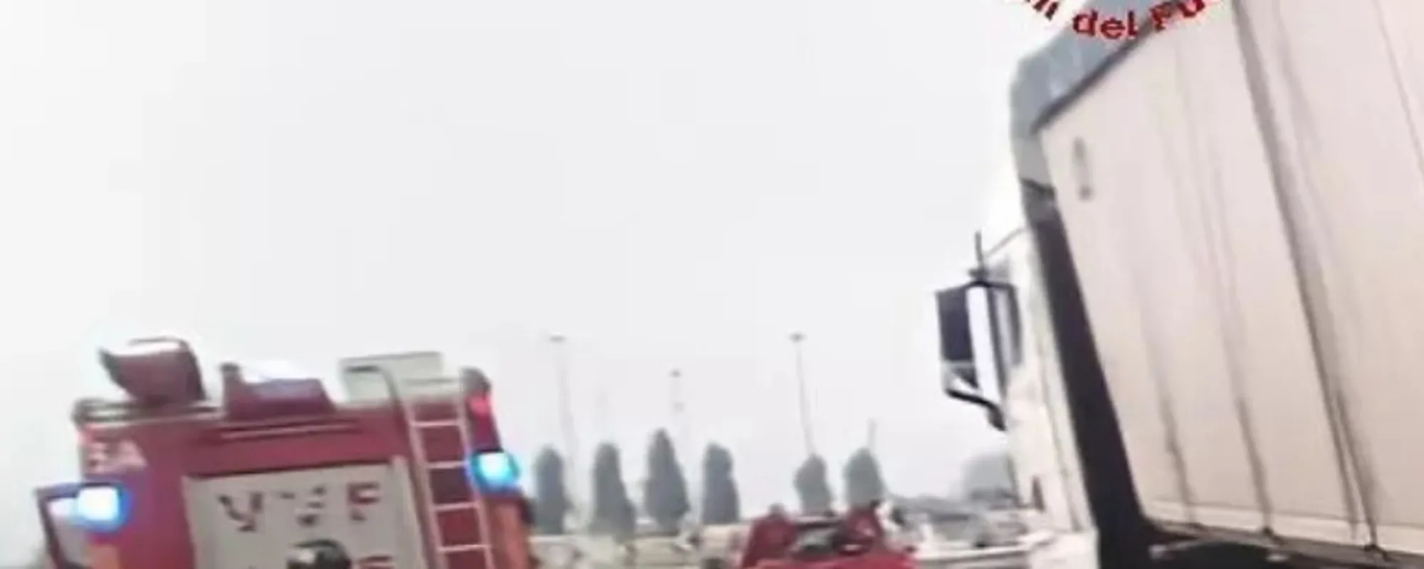 L'auto si schianta contro l'autotreno, 16enne muore sul colpo: tragedia sull'A1