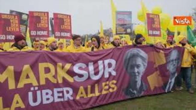 Protesta Coldiretti a Strasburgo contro il Mercosur, centinaia di agricoltori sfilano in strada