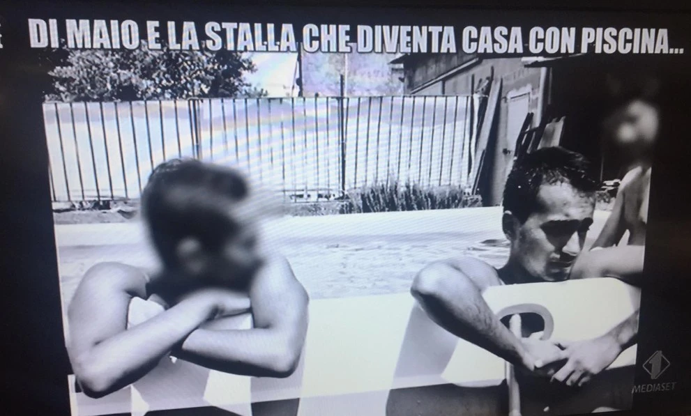 Le Iene, le foto sul villino abusivo che incastrano Luigi Di Maio: come se la godeva in piscina