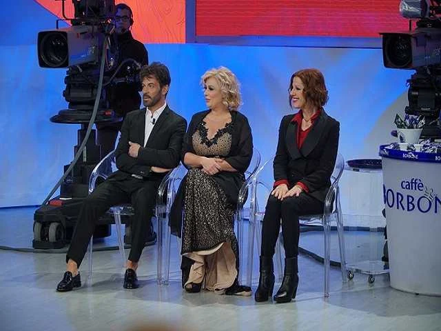 Uomini e Donne, sfregio di Remo a Loredana: caos in trasmissione, lei e Raimondo via dallo studio