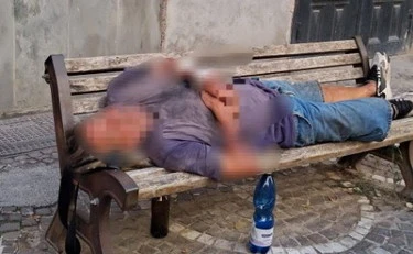 L'ex stellina del Napoli ridotto a clochard: la foto sconvolgente sulla panchina