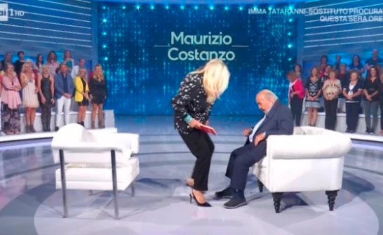 Domenica In, Mara Venier si bagna con l'acqua: "Dai, tocca qui". Imbarazzo per Maurizio Costanzo