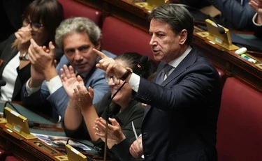 Conte, fango puro contro Meloni: "Forse al telefono coi comici"