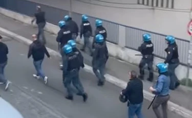 Roma, sgombero del centro sociale Laurentino 38: antagonisti asserragliati sul tetto