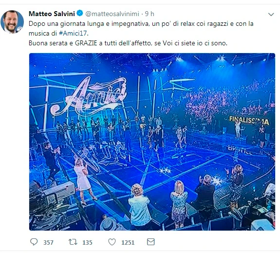 Amici, mentre Maria De Filippi è in diretta riceve la pazzesca sorpresa di Matteo Salvini: senza precedenti
