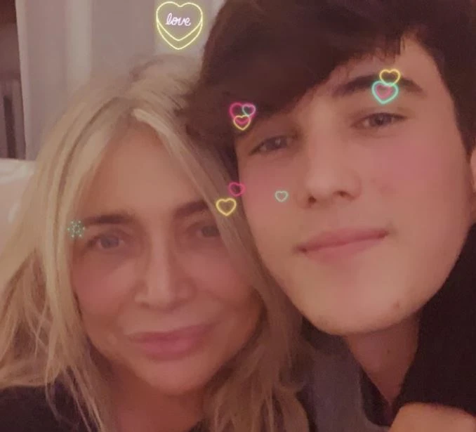 Domenica In, Mara Venier insultata prima della diretta per questa foto. Perde la brocca: "Dove devi andare..."
