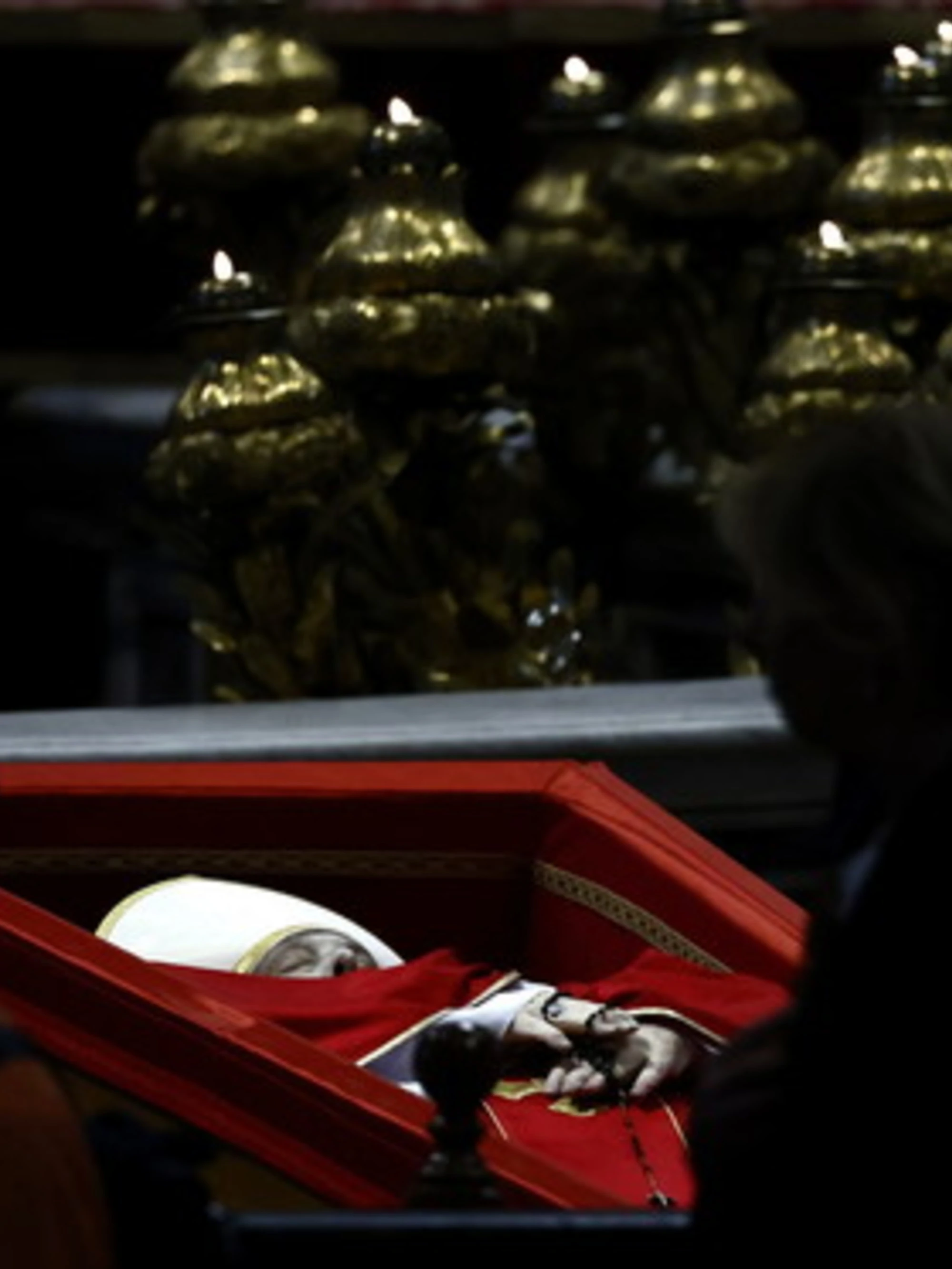 L'intervento per "salvare" il corpo del Papa