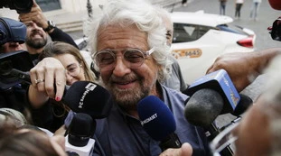 Beppe Grillo, il contratto da 300mila euro: il comico batte cassa