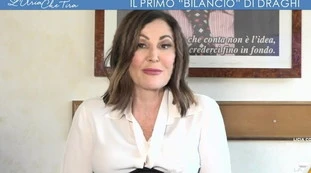 L'aria che tira, Daniela Santanchè ferocissima contro Mario Draghi: "Perché non indossa mai il cappotto? La servitù..."