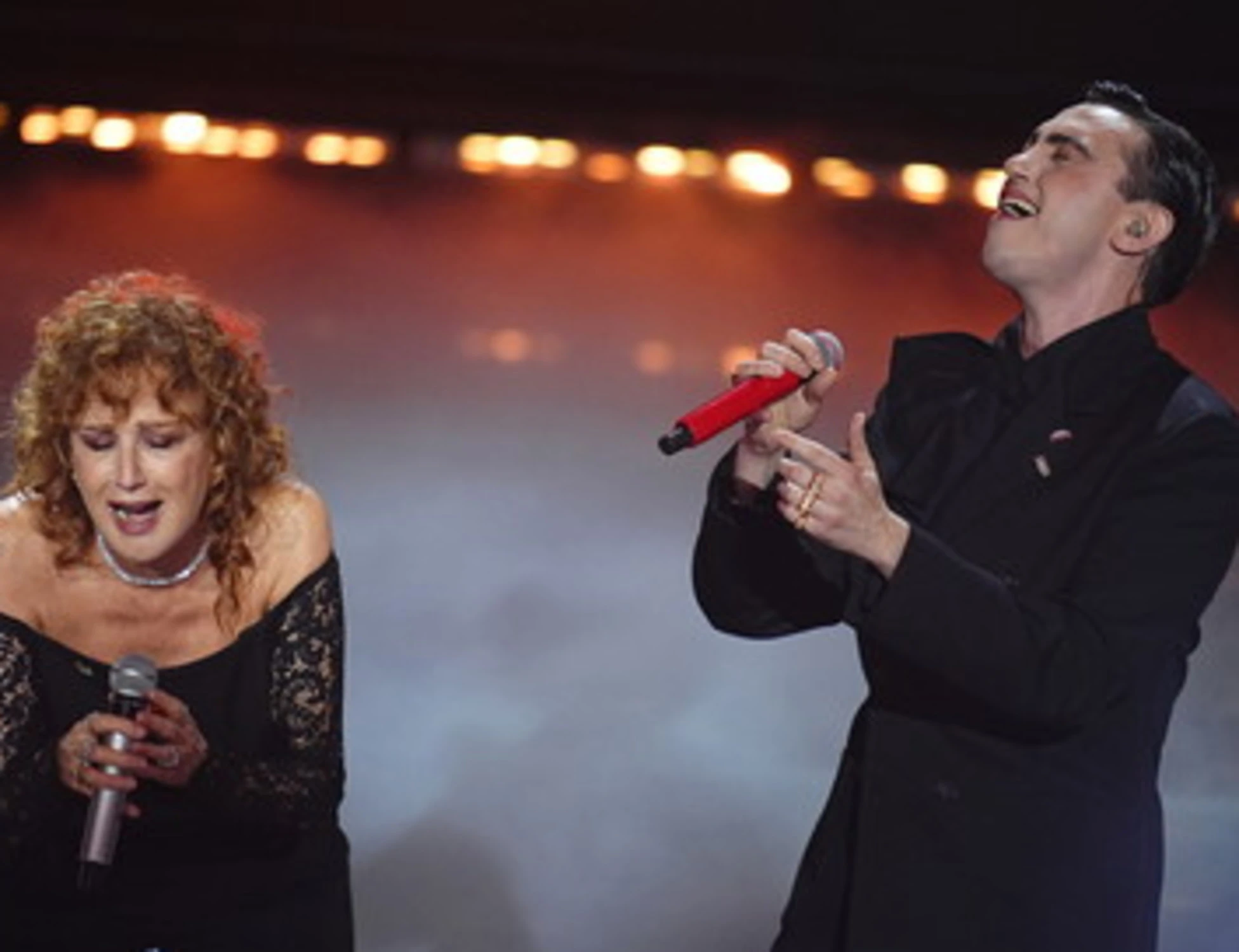 Sanremo, il picco con Bravi che canta Vanoni